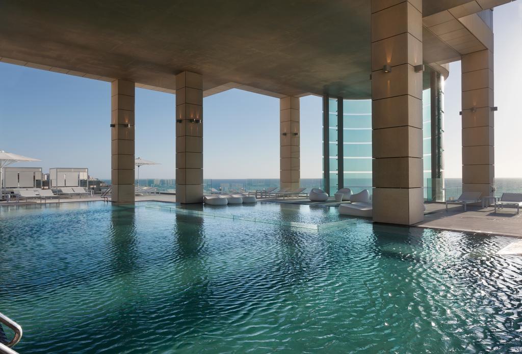 Royal Beach Hotel Tel Aviv By Isrotel Exclusive Екстериор снимка The pool at the Four Seasons Hotel