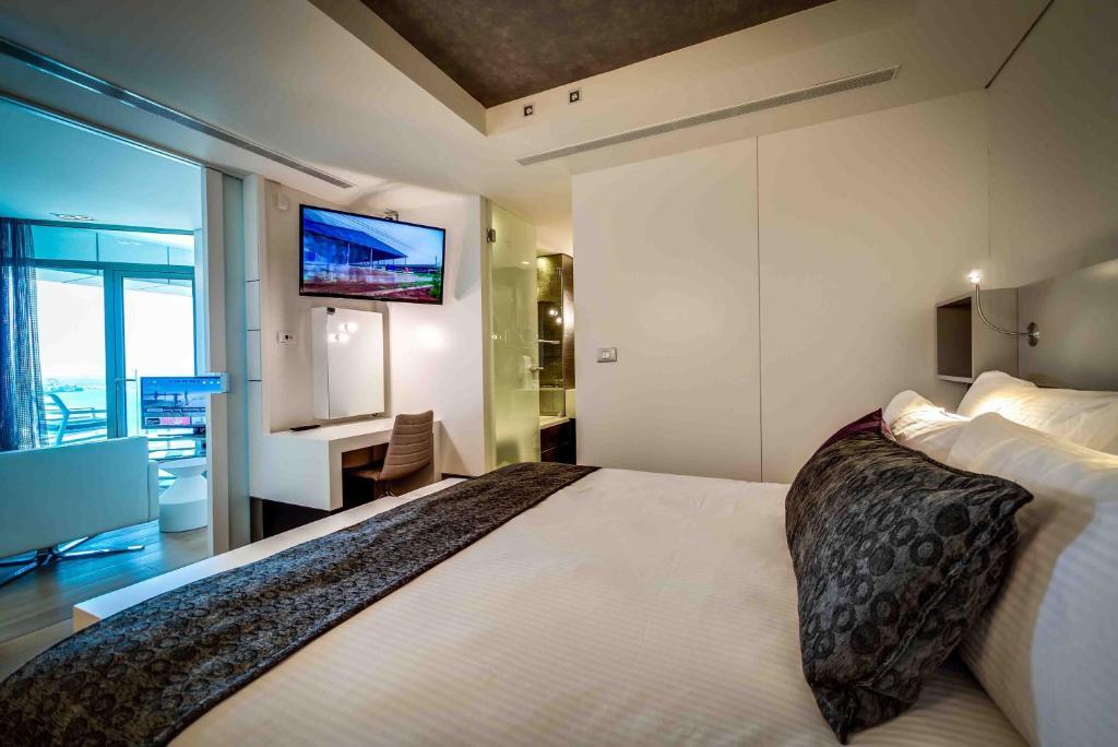 Royal Beach Hotel Tel Aviv By Isrotel Exclusive Стая снимка A bedroom at the hotel