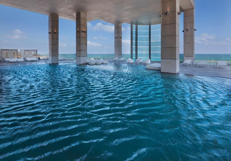 Royal Beach Hotel Tel Aviv By Isrotel Exclusive Екстериор снимка The pool at the hotel
