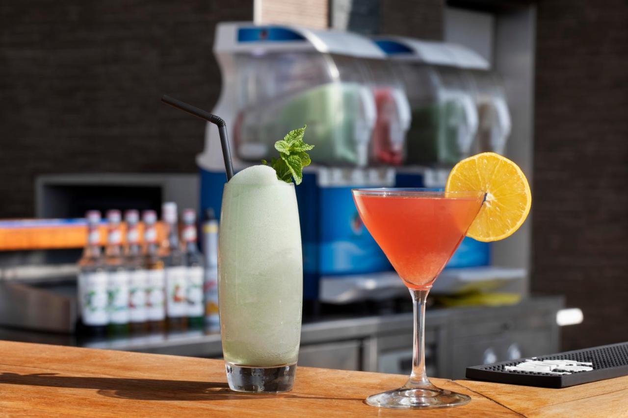 Royal Beach Hotel Tel Aviv By Isrotel Exclusive Екстериор снимка A frozen margarita (left)